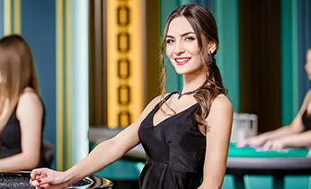 Nhóm người chơi vui vẻ ăn mừng chiến thắng với khuyến mãi
